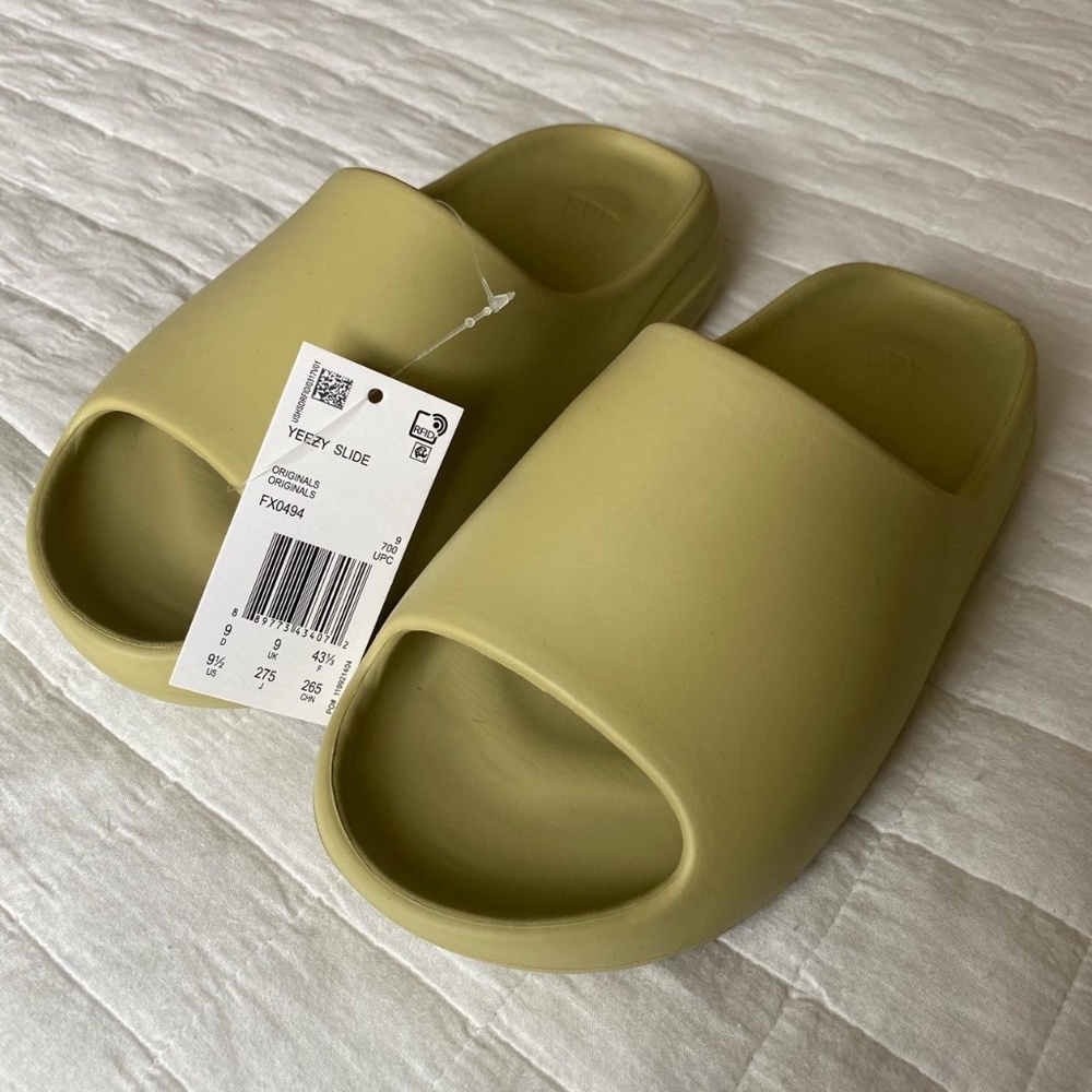 Size seems a bit off. Says 9 1/2 Yeezy slides DO NOT come in Half size(replica)